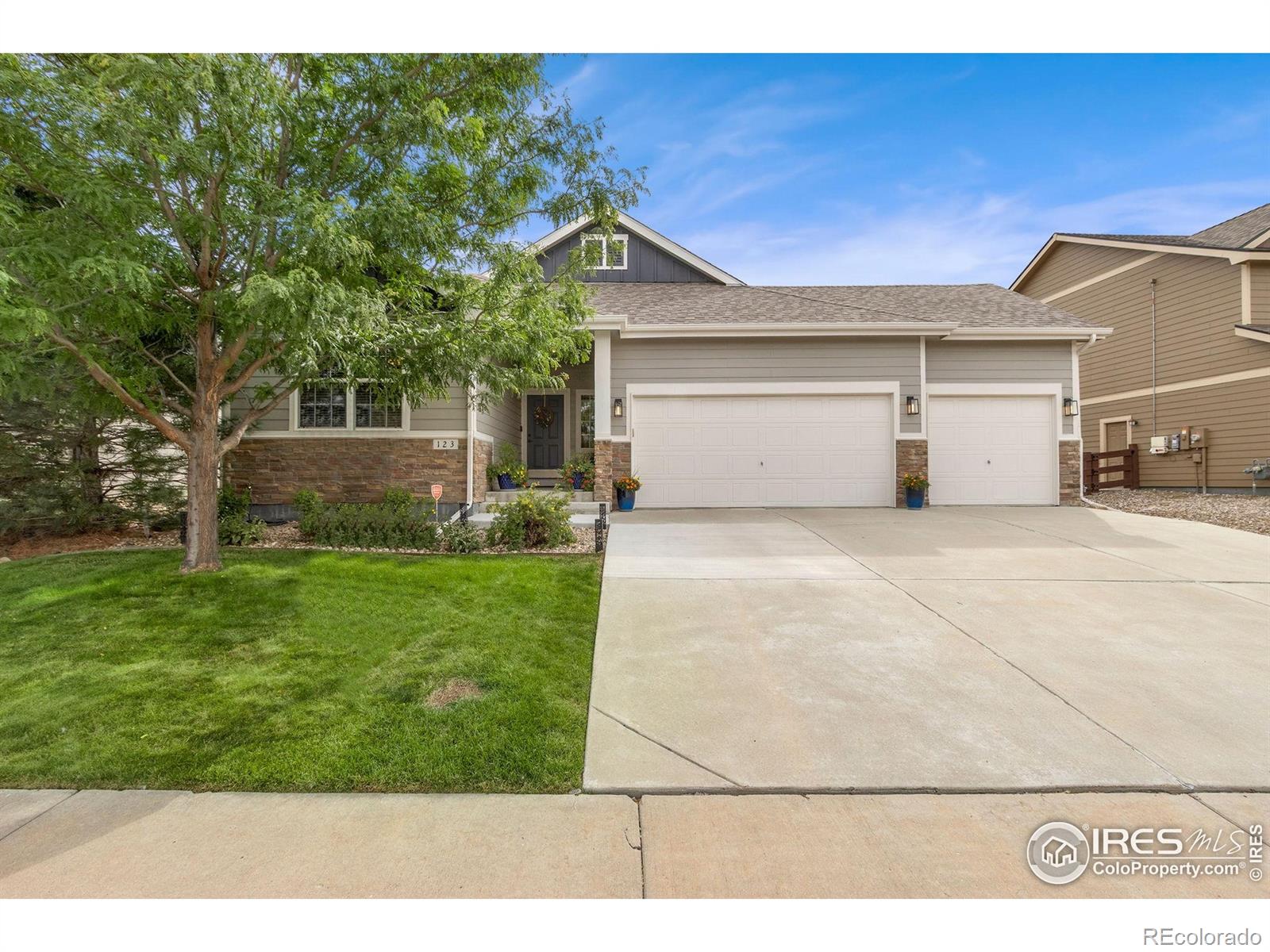 123  Kitty Hawk Drive, windsor MLS: 4567891039020 Beds: 3 Baths: 2 Price: $585,000