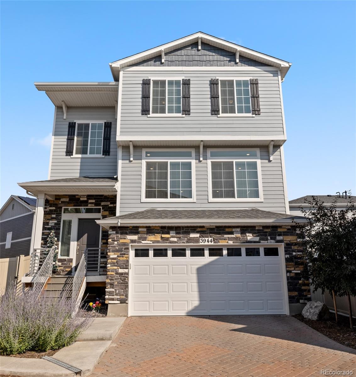 3944 N Quatar Court, aurora MLS: 6318145 Beds: 4 Baths: 4 Price: $539,000
