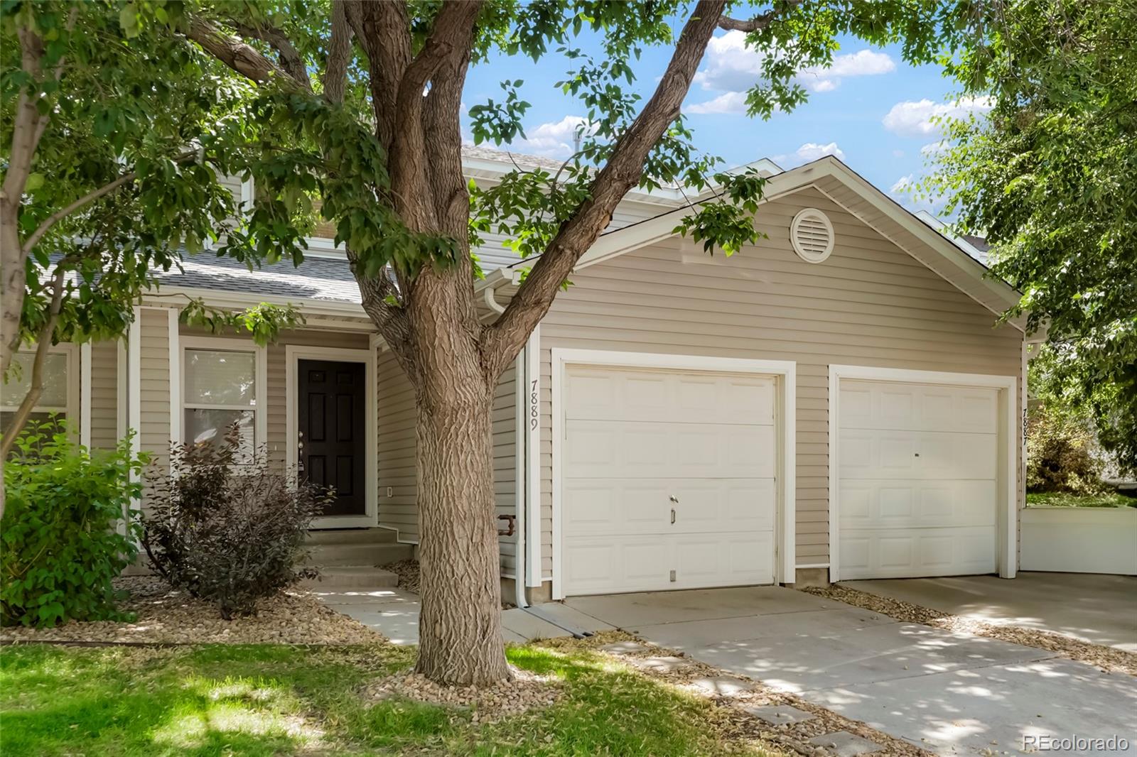 7889 S Kittredge Circle, englewood MLS: 4803248 Beds: 2 Baths: 2 Price: $390,000
