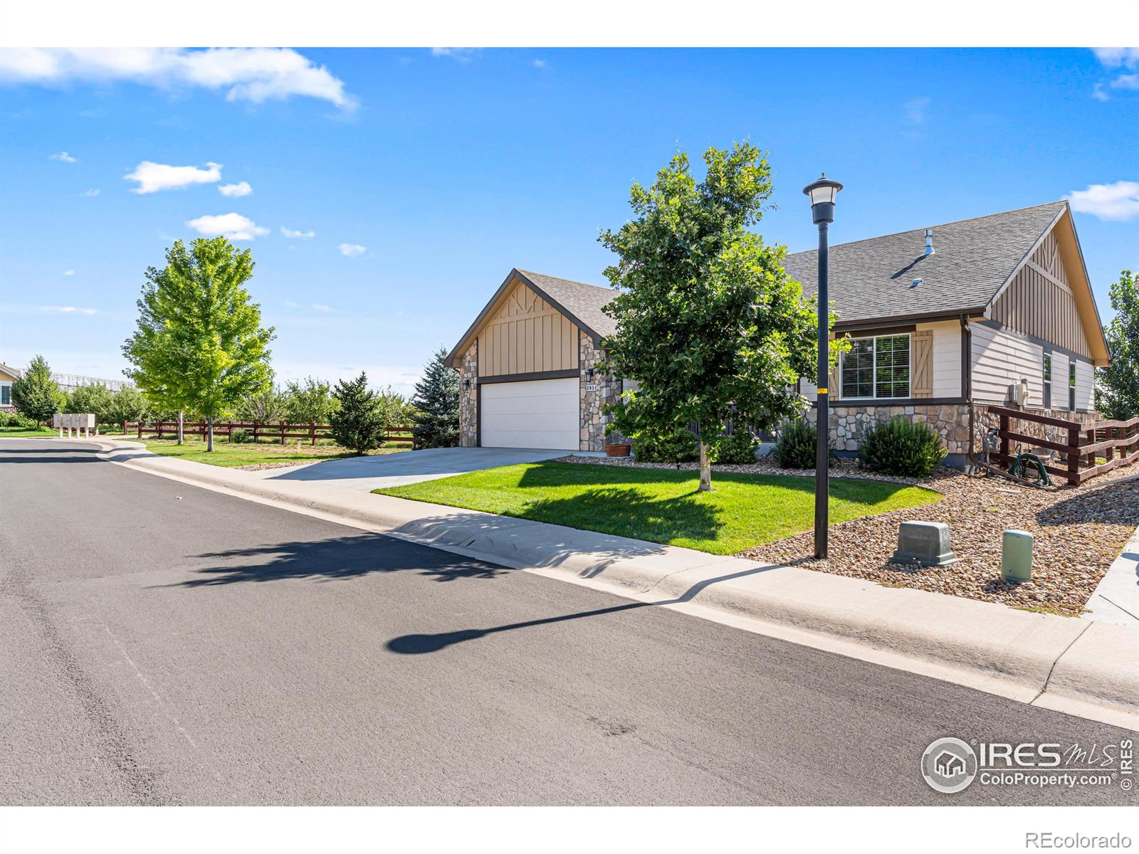 2051  Grain Bin Drive, windsor MLS: 4567891039694 Beds: 3 Baths: 3 Price: $519,900