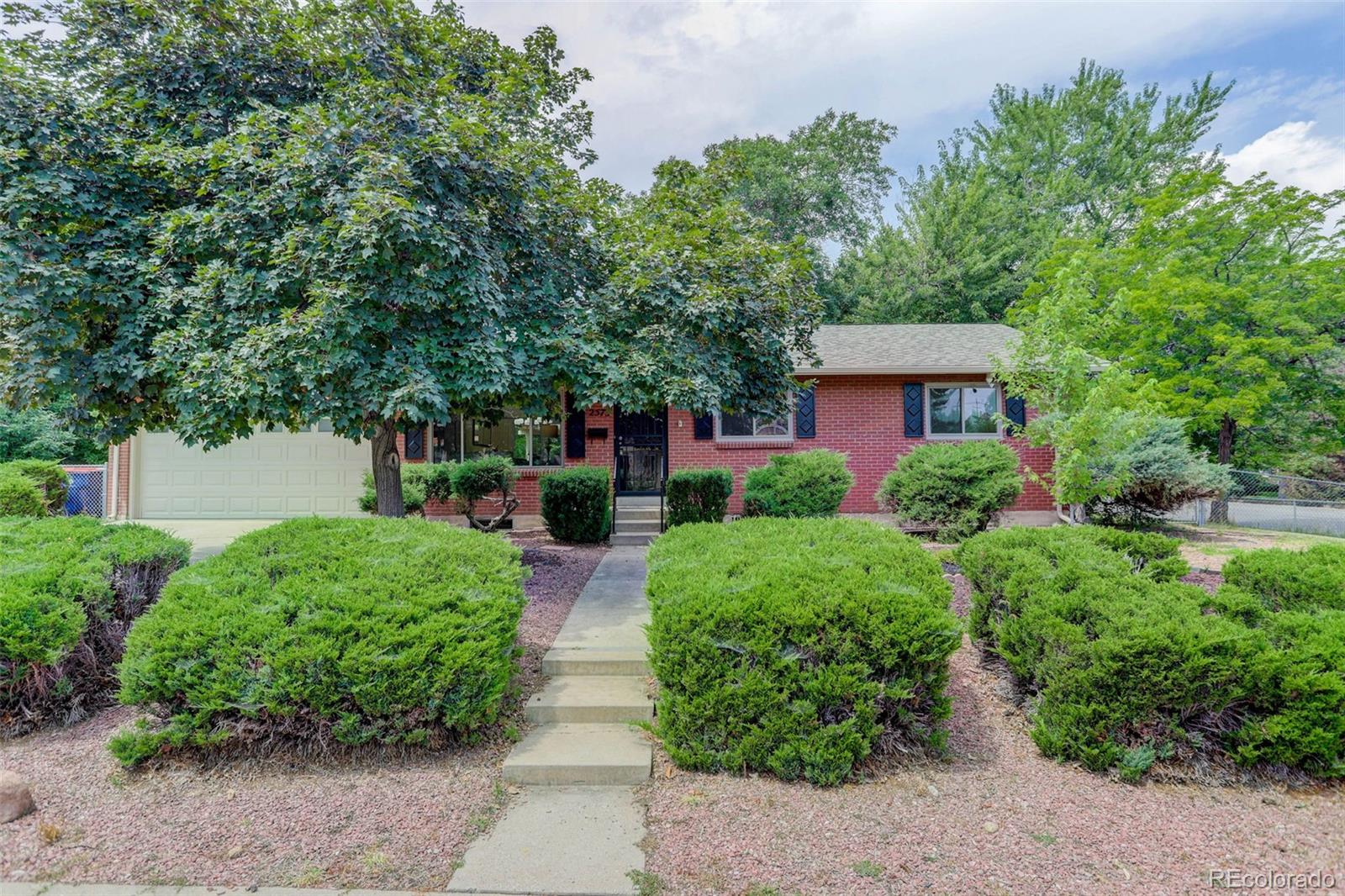 2573  Braun Court, golden MLS: 9944323 Beds: 5 Baths: 3 Price: $950,000