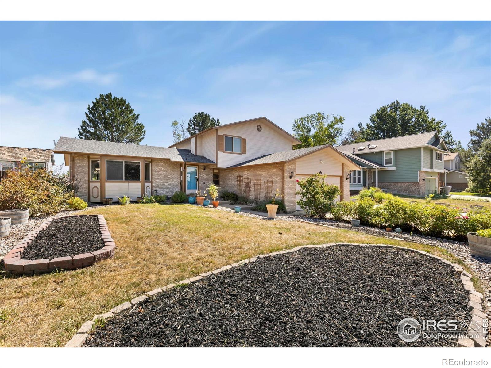2014  Red Cloud Road, longmont MLS: 4567891041377 Beds: 4 Baths: 3 Price: $625,000