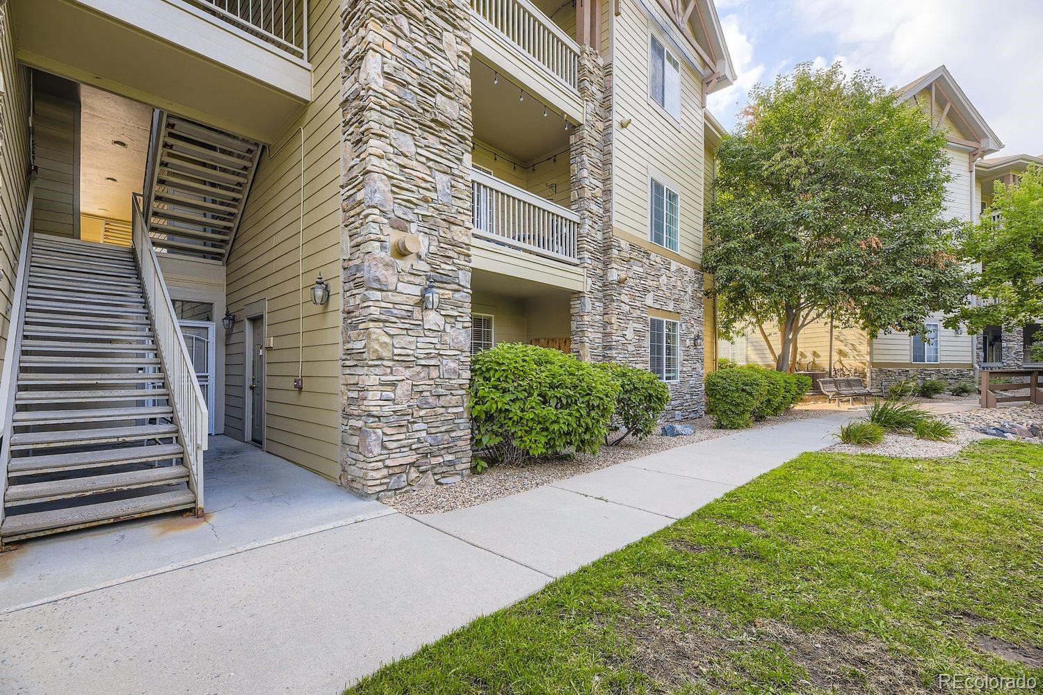 10301 W Girton Drive 1, Lakewood  MLS: 6167393 Beds: 3 Baths: 2 Price: $400,000