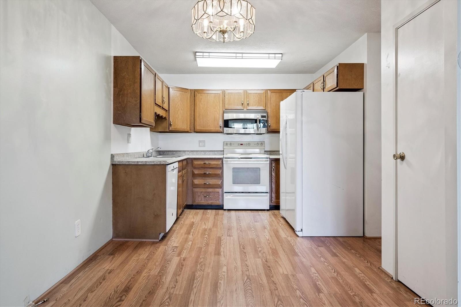 Heather Gardens Aurora Condo / Townhome | MLS #: 379353213626 E Bates Avenue 305, Aurora Beds: 2 Baths: 2 Price: $234,900