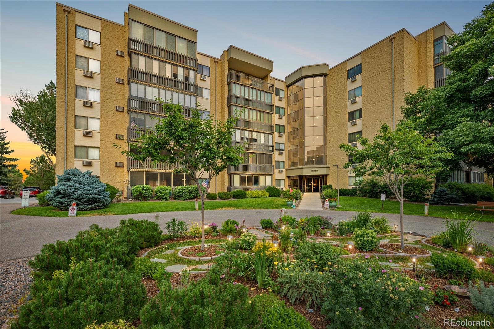 Heather Gardens Aurora Condo / Townhome | MLS #: 799416214050 E Linvale Place 106, Aurora Beds: 2 Baths: 2 Price: $295,000