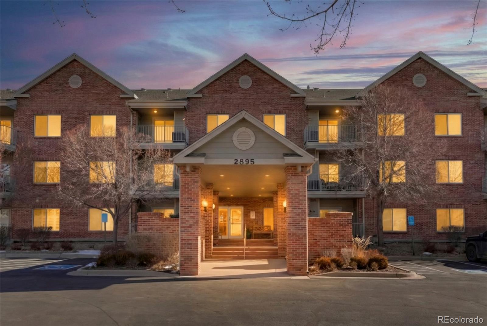 Riverwalk Littleton Condo / Townhome | MLS #: 21915182895 W Riverwalk Circle 201, Littleton Beds: 2 Baths: 2 Price: $379,900