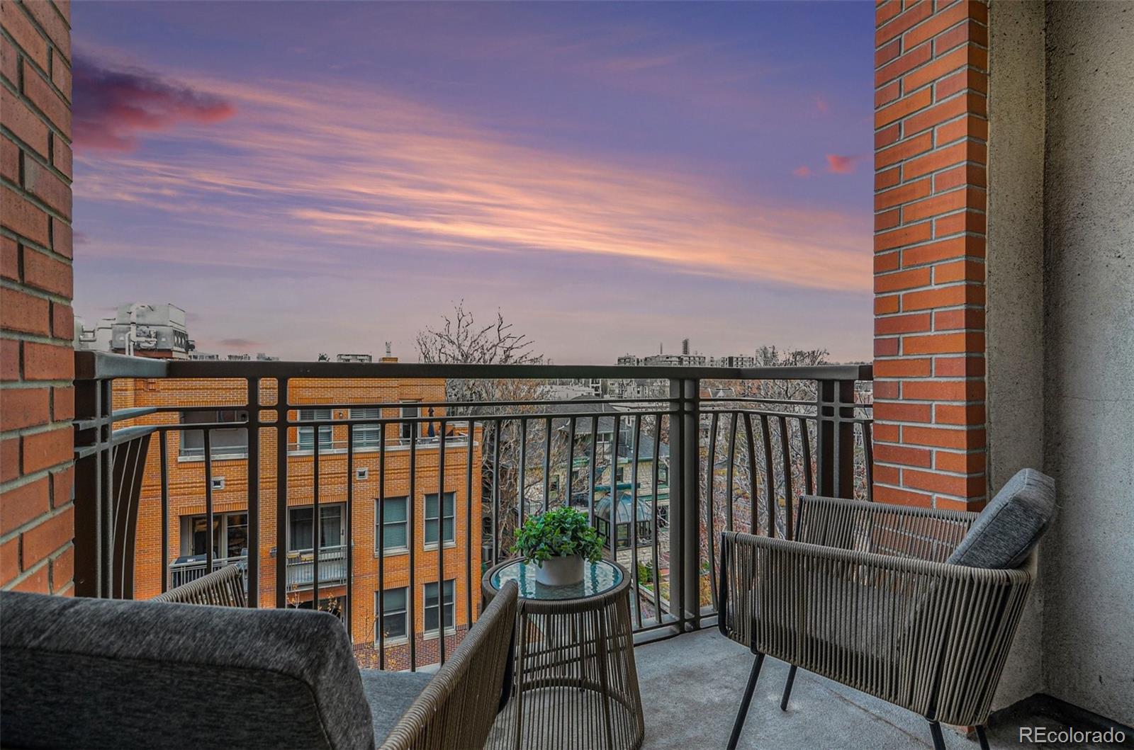  Denver Condo / Townhome | MLS #: 21528311630 N Clarkson Street 504, Denver Beds: 2 Baths: 2 Price: $549,900