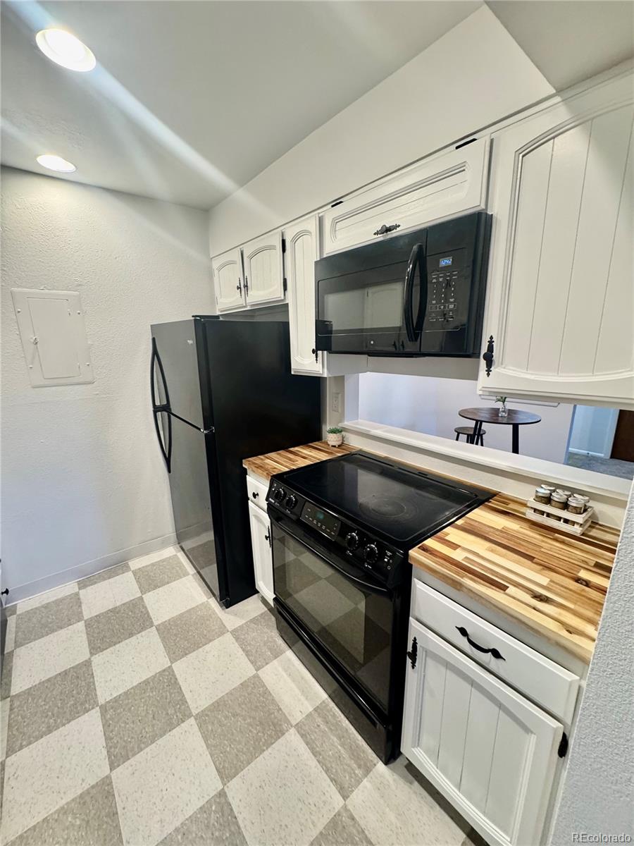 Cherry Grove East Aurora Condo / Townhome | MLS #: 209098714224 E 1st Drive A07, Aurora Beds: 2 Baths: 2 Price: $209,000