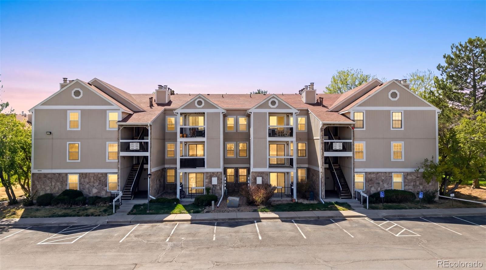 Wood Creek Arvada Condo / Townhome | MLS #: 98376385321 W 76th Avenue 315, Arvada Beds: 2 Baths: 2 Price: $305,000