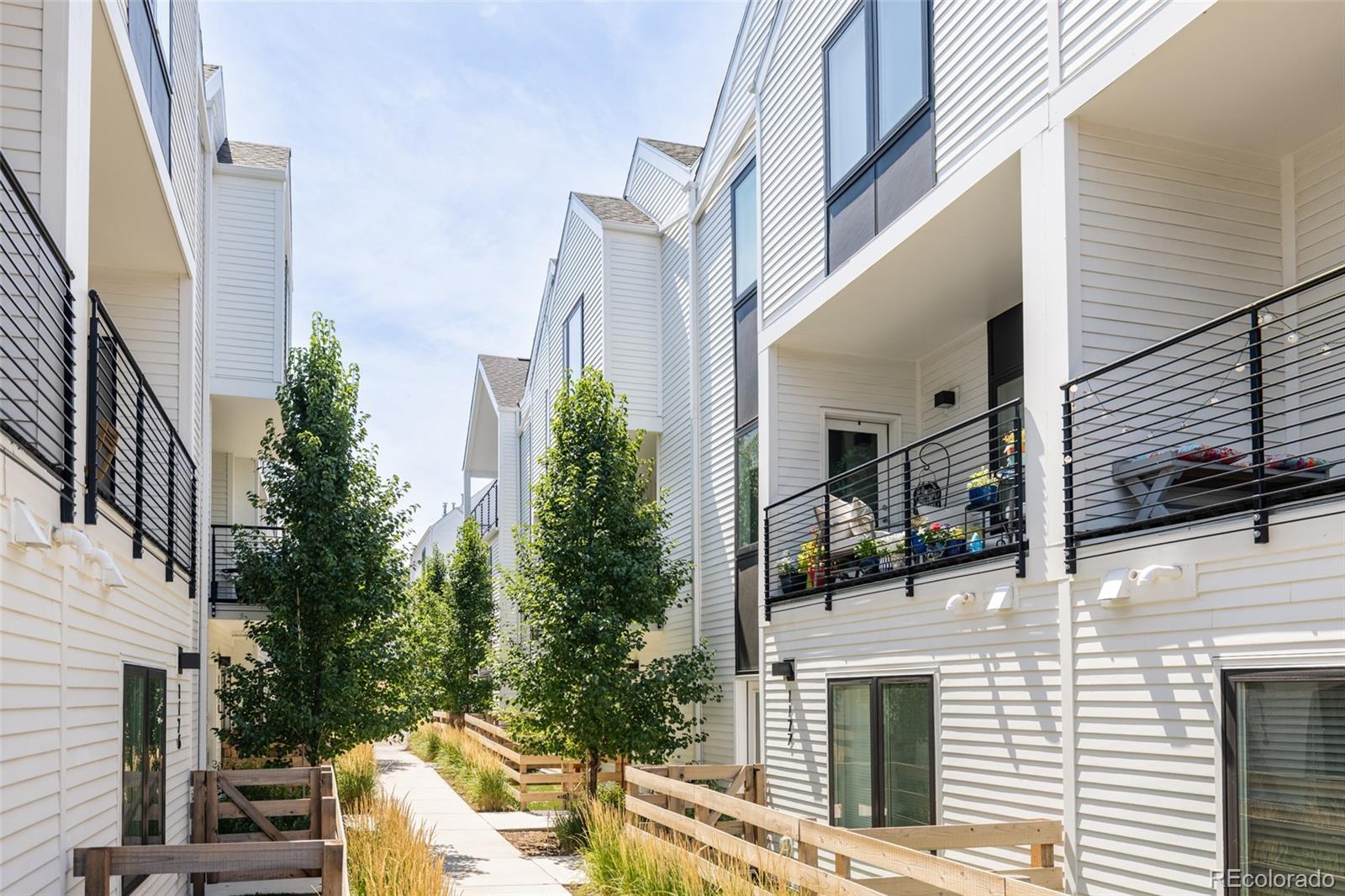  Lakewood Condo / Townhome | MLS #: 53568701179 S Reed Way , Lakewood Beds: 2 Baths: 3 Price: $400,000