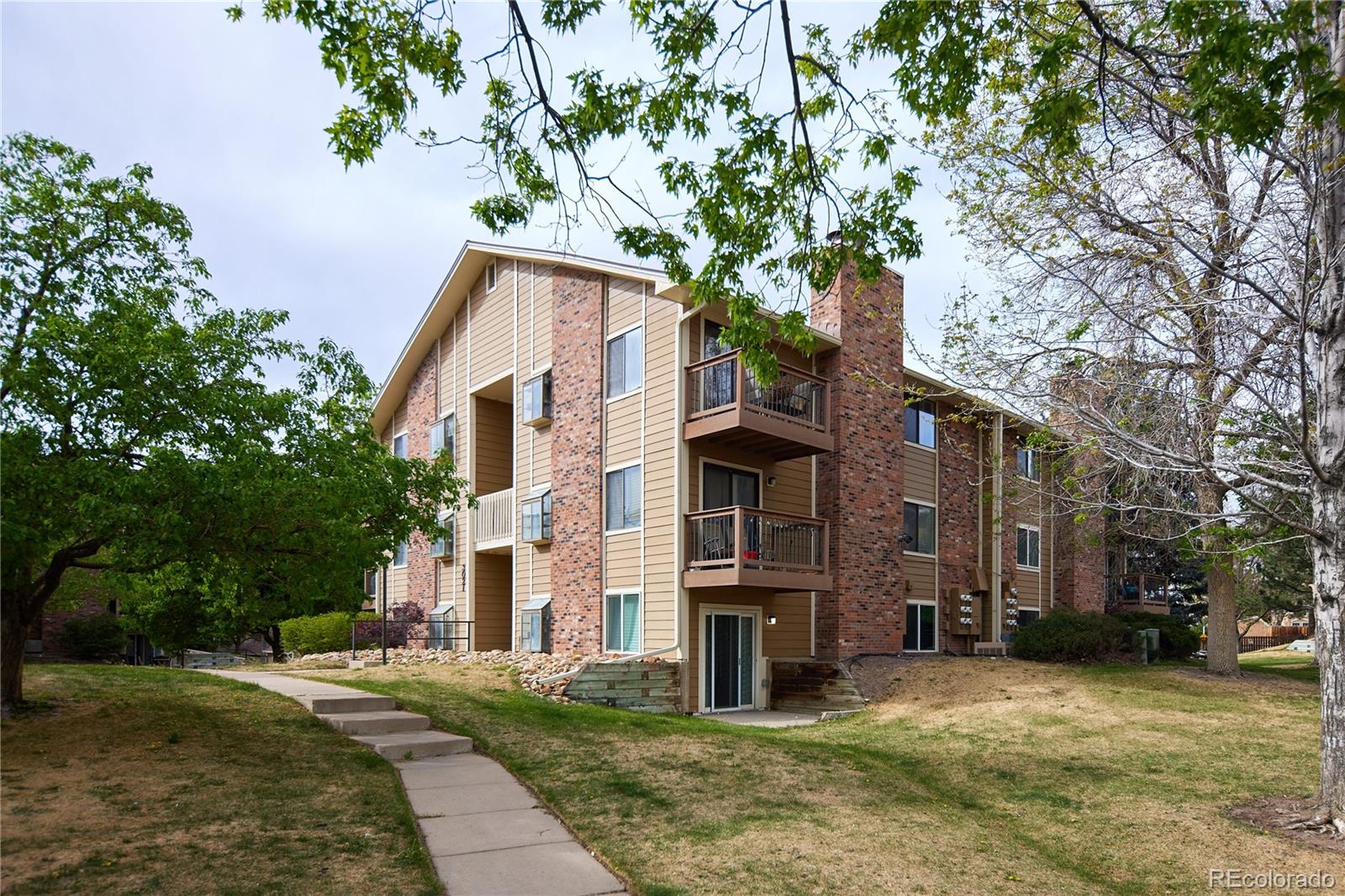 Spinnaker Run Aurora Condo / Townhome | MLS #: 27803063021 S Ursula Circle 301, Aurora Beds: 1 Baths: 1 Price: $187,000
