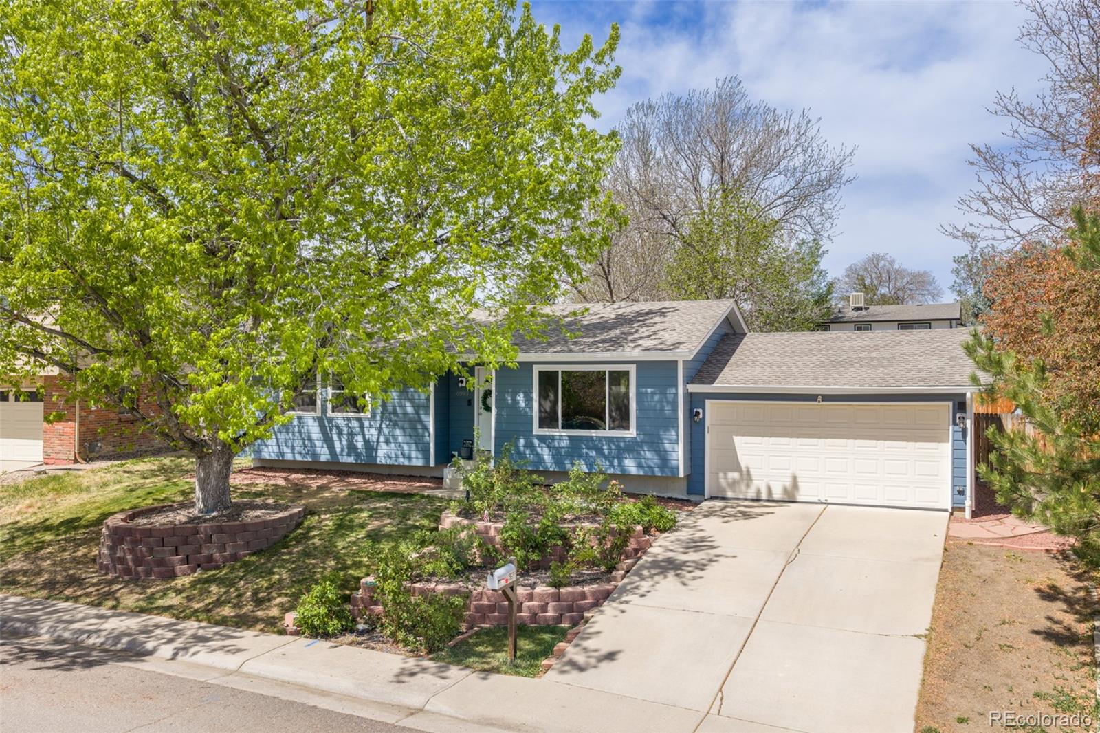 Columbine West Littleton Home | MLS #: 24933886993 W Hinsdale Drive, Littleton Beds: 4 Baths: 2 Price: $569,000