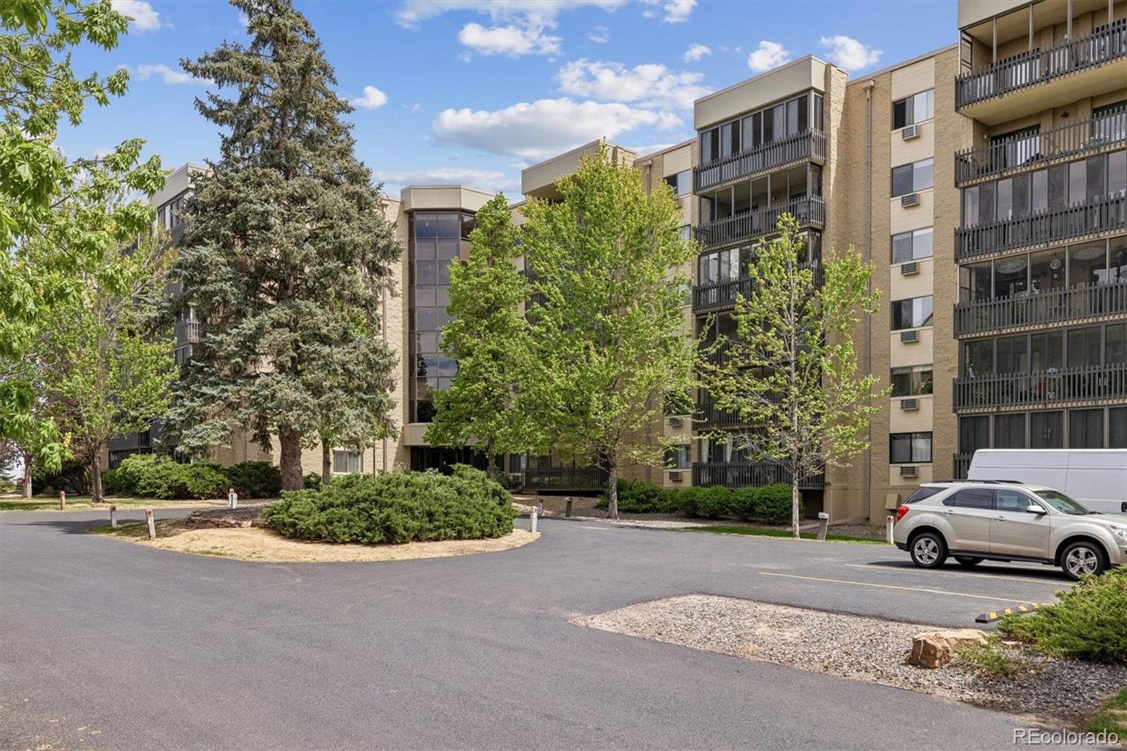 Heather Gardens Aurora Condo / Townhome | MLS #: 711041314300 E Marina Drive 102, Aurora Beds: 2 Baths: 2 Price: $375,000