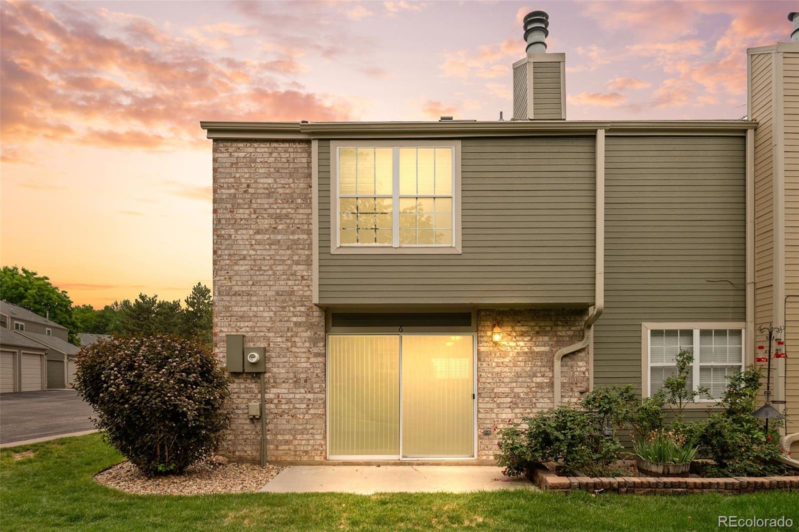 Southampton Lakewood Condo / Townhome | MLS #: 88749303407 S Ammons Street 20-6, Lakewood Beds: 2 Baths: 3 Price: $400,000