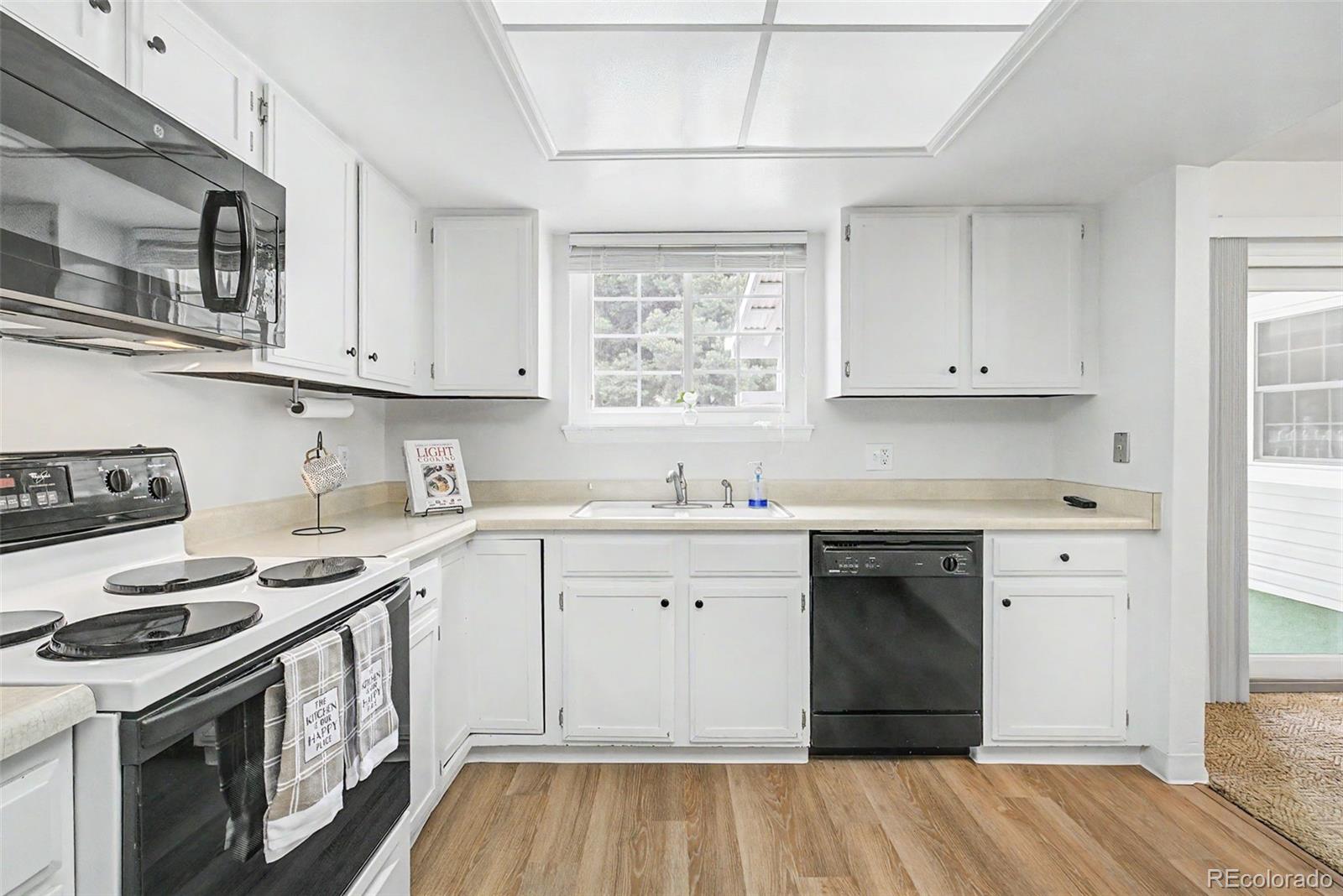 Heather Gardens Aurora Condo / Townhome | MLS #: 738617514233 E Marina Drive , Aurora Beds: 2 Baths: 2 Price: $380,000