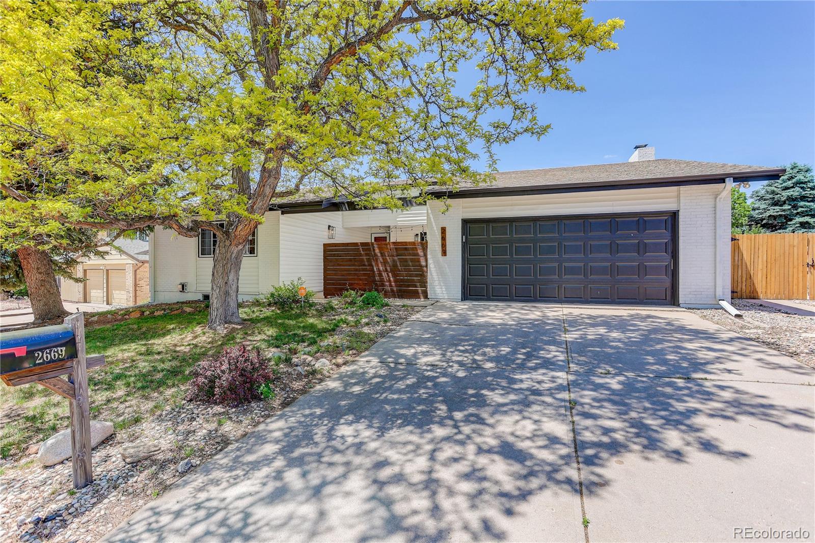 Eastridge Aurora Home | MLS #: 41696732669 S Moline Court, Aurora Beds: 4 Baths: 3 Price: $585,000