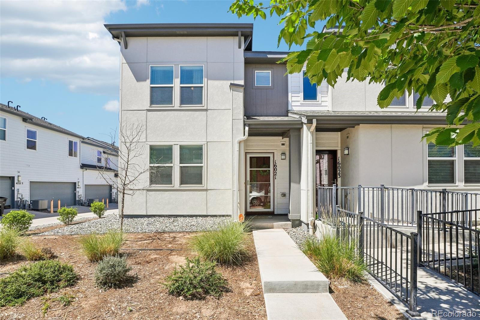 Du Denver Home | MLS #: 270242216021 E 47th Place, Denver Beds: 2 Baths: 3 Price: $400,000