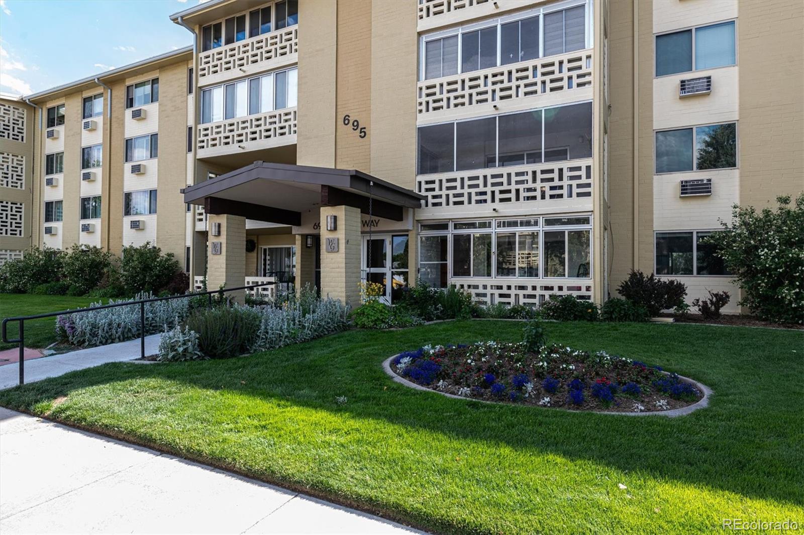 Windsor Gardens Denver Condo / Townhome | MLS #: 8834447695 S Alton Way 5A, Denver Beds: 2 Baths: 2 Price: $275,000