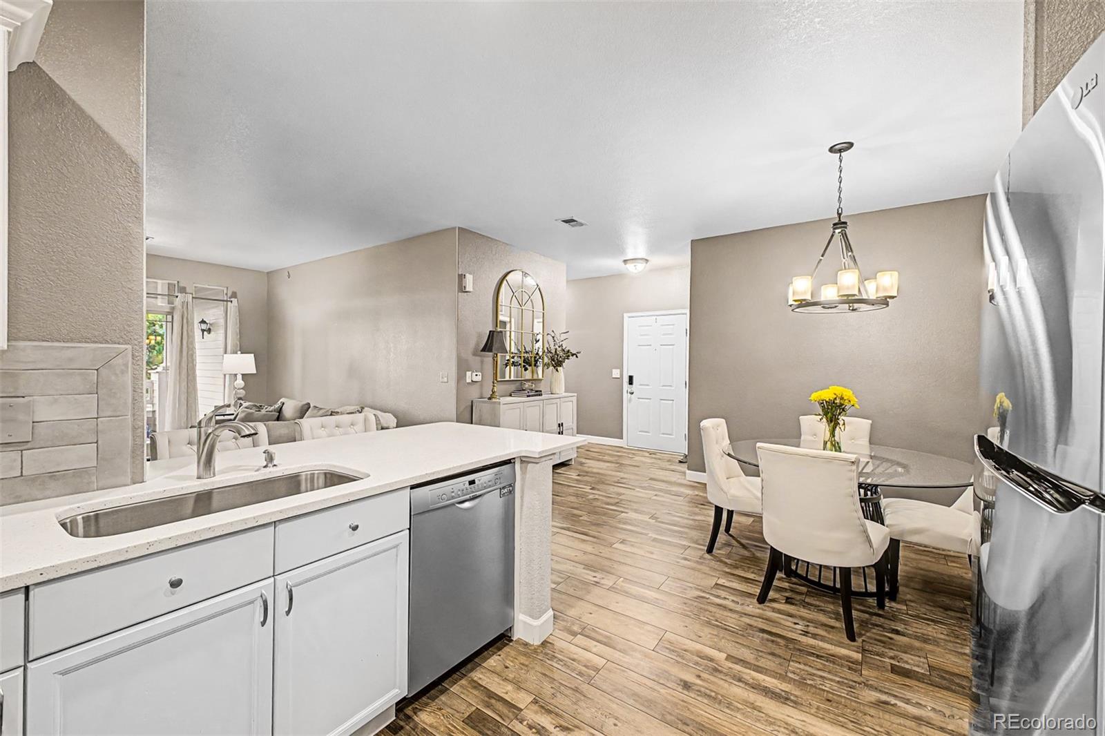  Littleton Condo / Townhome | MLS #: 32451828496 S Hoyt Way 206, Littleton Beds: 2 Baths: 2 Price: $380,000