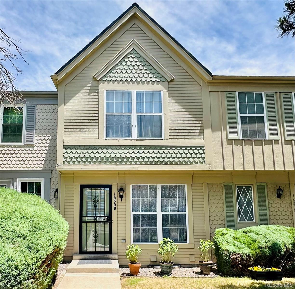 Sunstone Aurora Condo / Townhome | MLS #: 25389381650 S Ivory Circle D, Aurora Beds: 3 Baths: 2 Price: $330,000