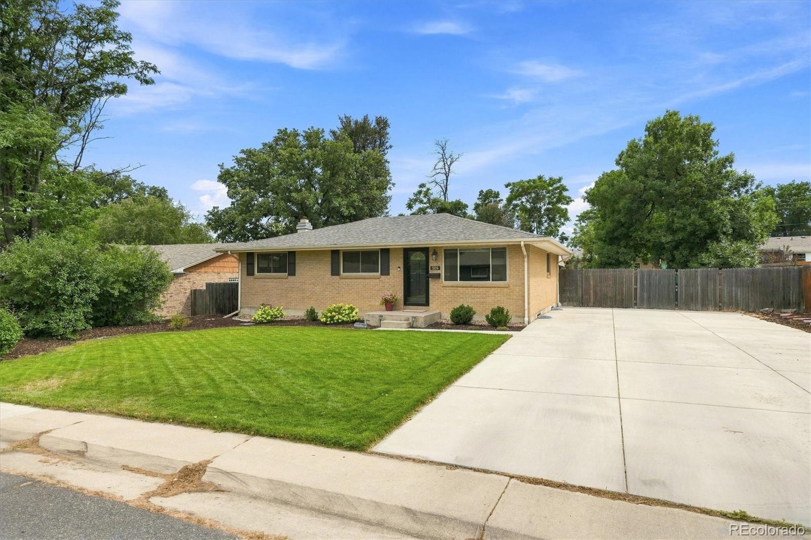  Englewood Home | MLS #: 38082033104 W Pimlico Drive, Englewood Beds: 4 Baths: 3 Price: $585,000