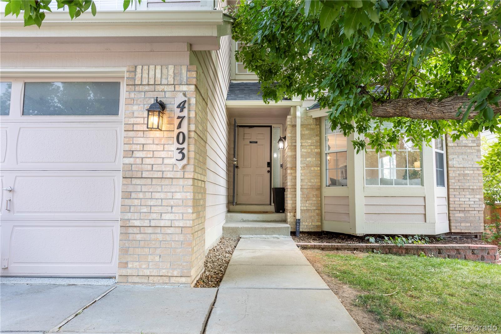  Castle Rock Home | MLS #: 38640304703 N Wildflowers Way, Castle Rock Beds: 5 Baths: 4 Price: $725,000