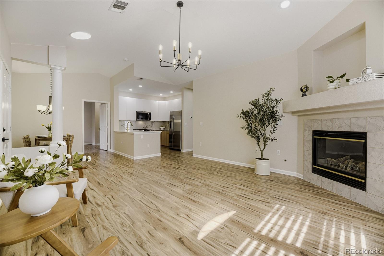 Meadow Hills Aurora Condo / Townhome | MLS #: 20286604045 S Crystal Circle 204, Aurora Beds: 2 Baths: 2 Price: $298,000