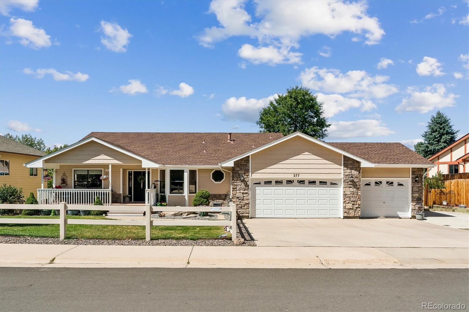  Castle Rock Home | MLS #: 6055048277 S Larkspur Drive, Castle Rock Beds: 4 Baths: 3 Price: $839,900