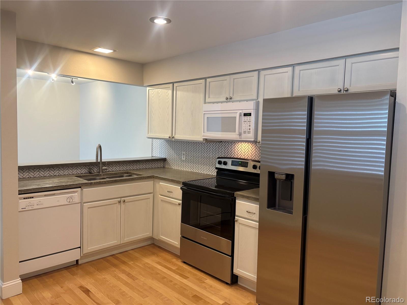  Centennial Condo / Townhome | MLS #: 19026647175 S Gaylord Street B, Centennial Beds: 1 Baths: 1 Price: $230,000