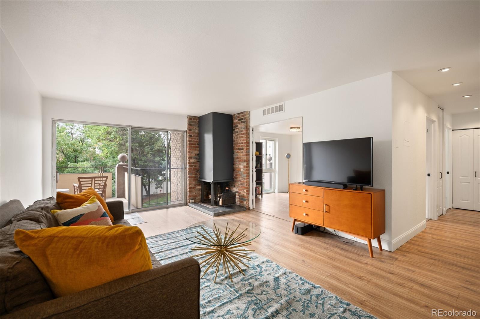 Denver Condo / Townhome | MLS #: 2423539700 N Washington Street 305, Denver Beds: 2 Baths: 1 Price: $330,000