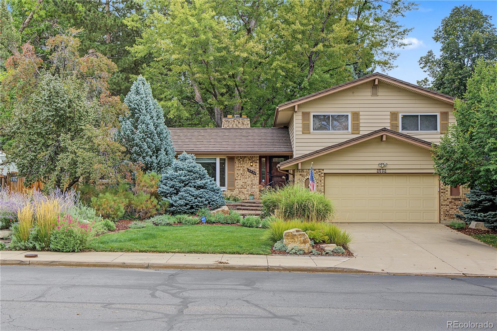  Lakewood Home | MLS #: 60372912532 S Yarrow Street, Lakewood Beds: 4 Baths: 3 Price: $760,000