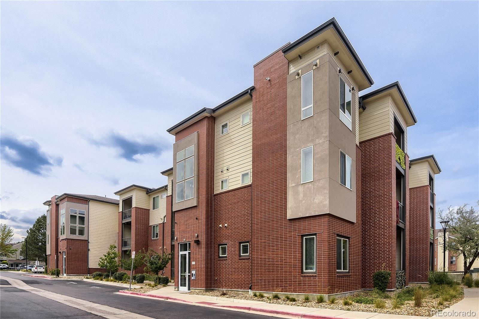  Aurora Condo / Townhome | MLS #: 489825914301 E Tennessee Avenue 109, Aurora Beds: 2 Baths: 2 Price: $275,000