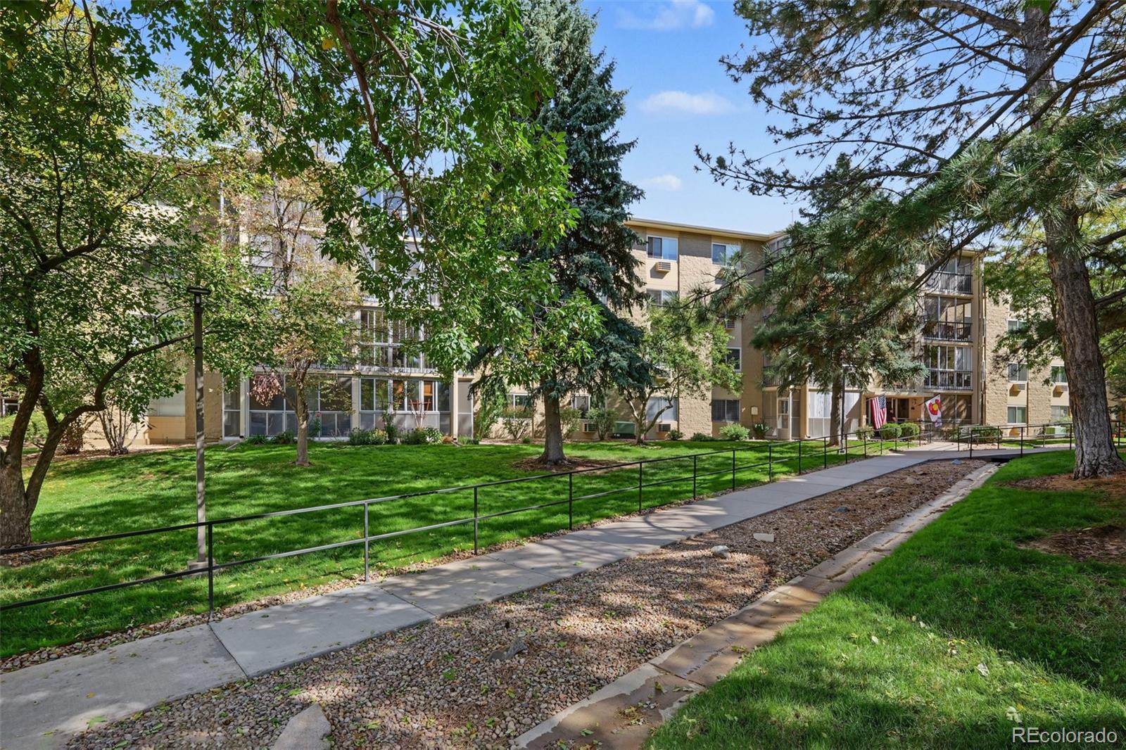 Heather Gardens Aurora Condo / Townhome | MLS #: 39064873082 S Wheeling Way 306, Aurora Beds: 2 Baths: 2 Price: $170,000