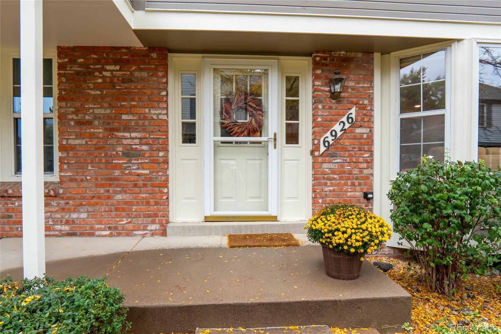  Centennial Condo / Townhome | MLS #: 24944386926 E Briarwood Drive , Centennial Beds: 3 Baths: 4 Price: $450,000