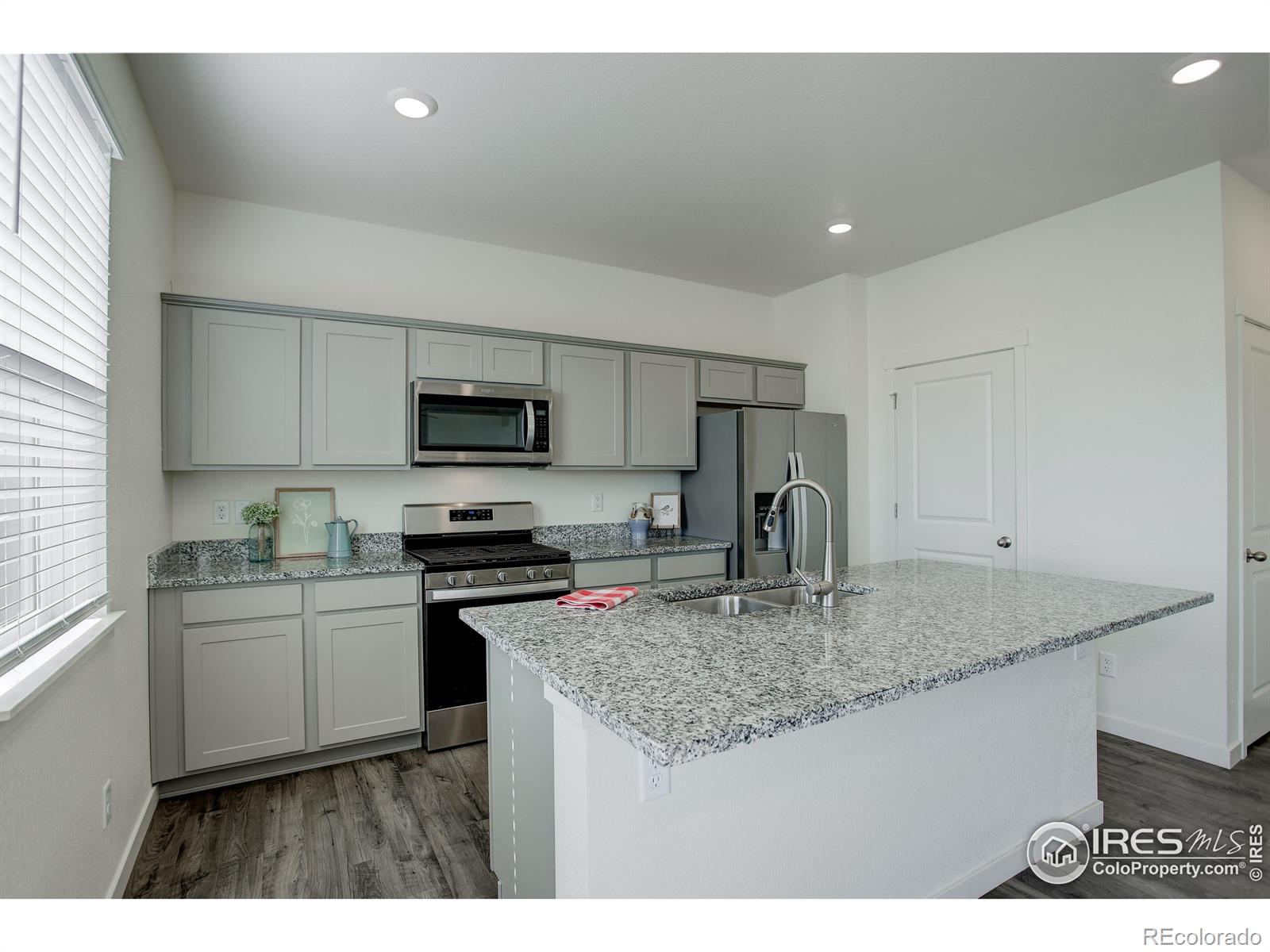 MLS Image #6 for 221  raven lane,johnstown, Colorado