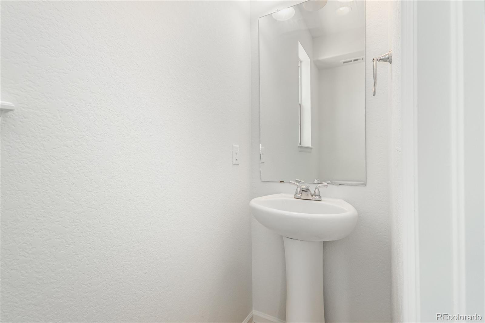 MLS Image #18 for 20898 e 51st place,denver, Colorado