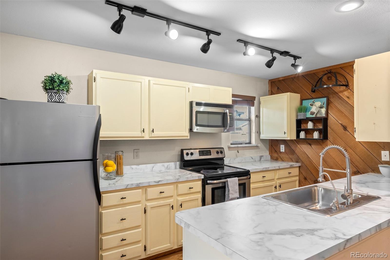 MLS Image #10 for 1233 s yosemite way,denver, Colorado