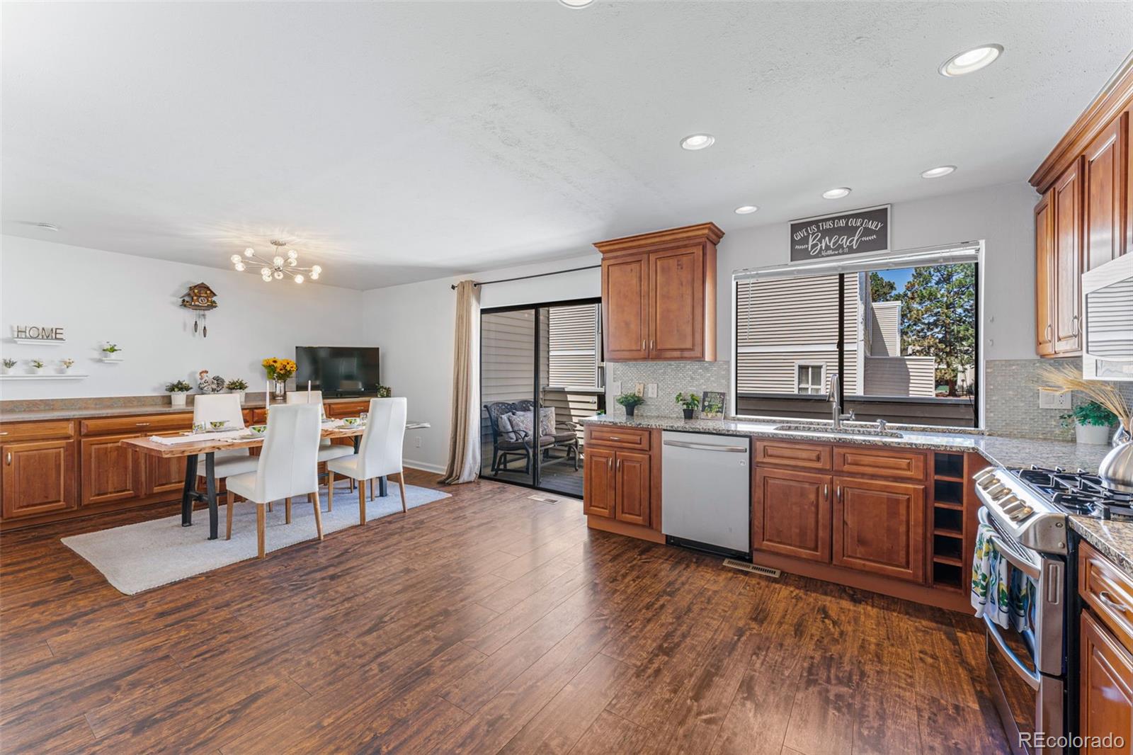 MLS Image #12 for 1050 s monaco parkway,denver, Colorado