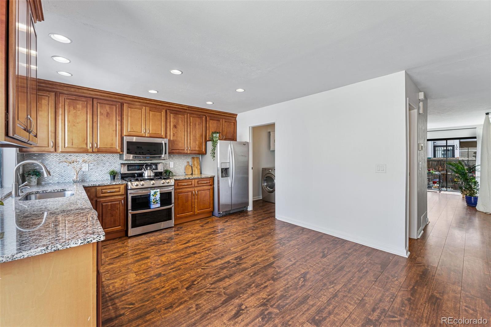 MLS Image #13 for 1050 s monaco parkway,denver, Colorado