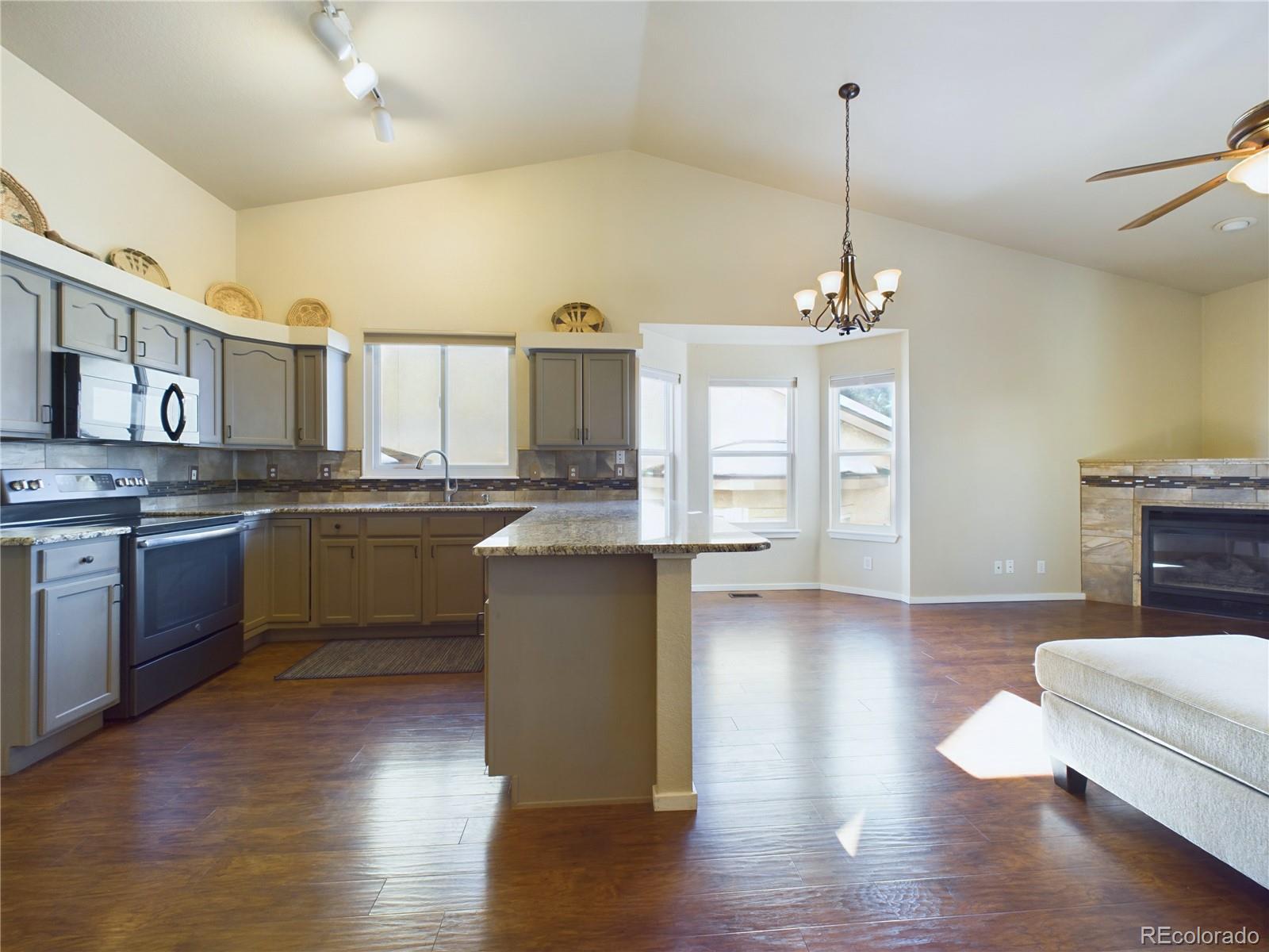 MLS Image #11 for 2048  summerset drive,colorado springs, Colorado