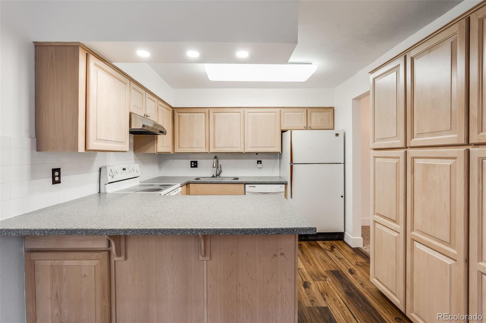 MLS Image #9 for 1050 s monaco parkway,denver, Colorado