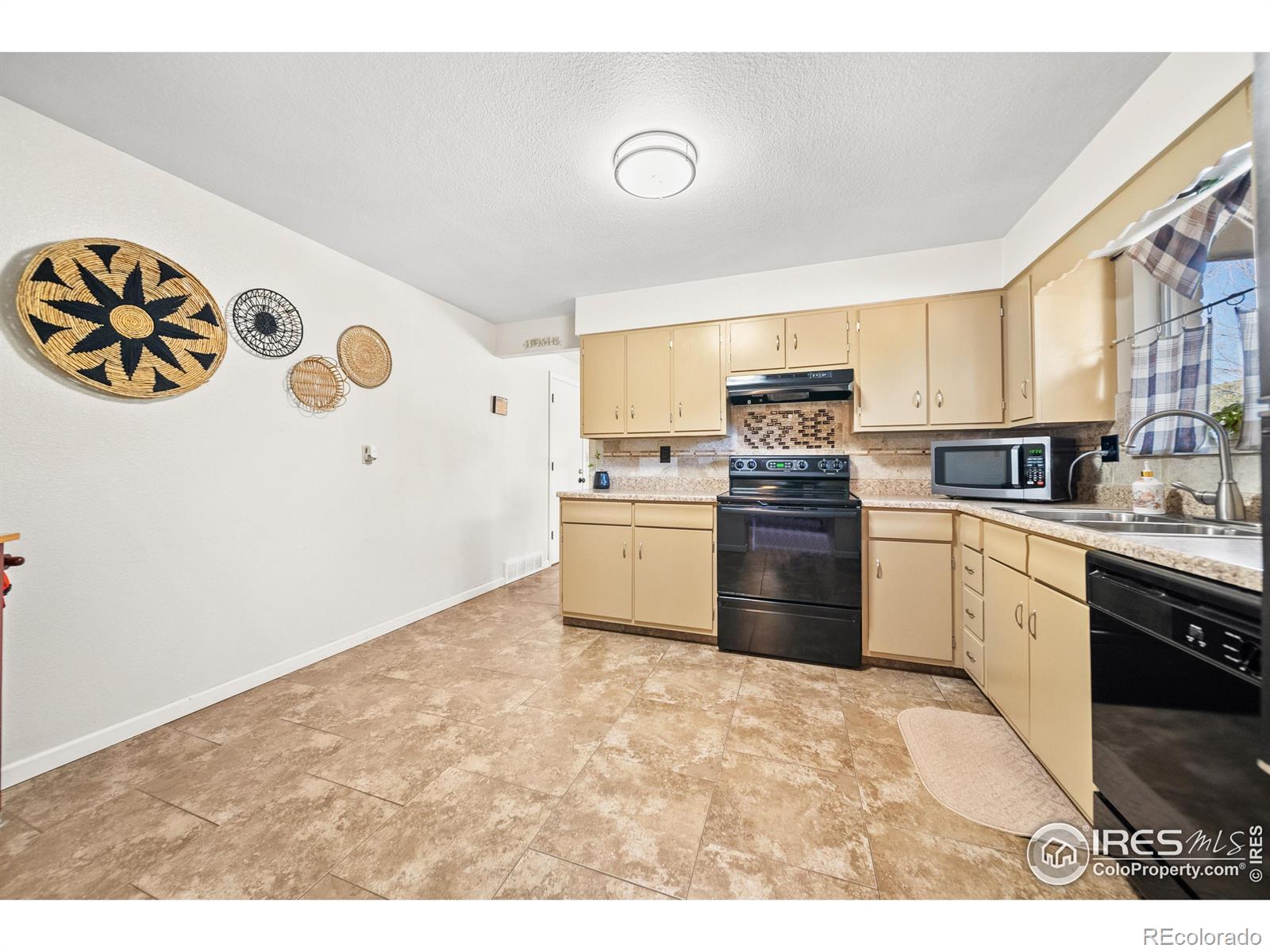 MLS Image #12 for 2028  buena vista court,greeley, Colorado