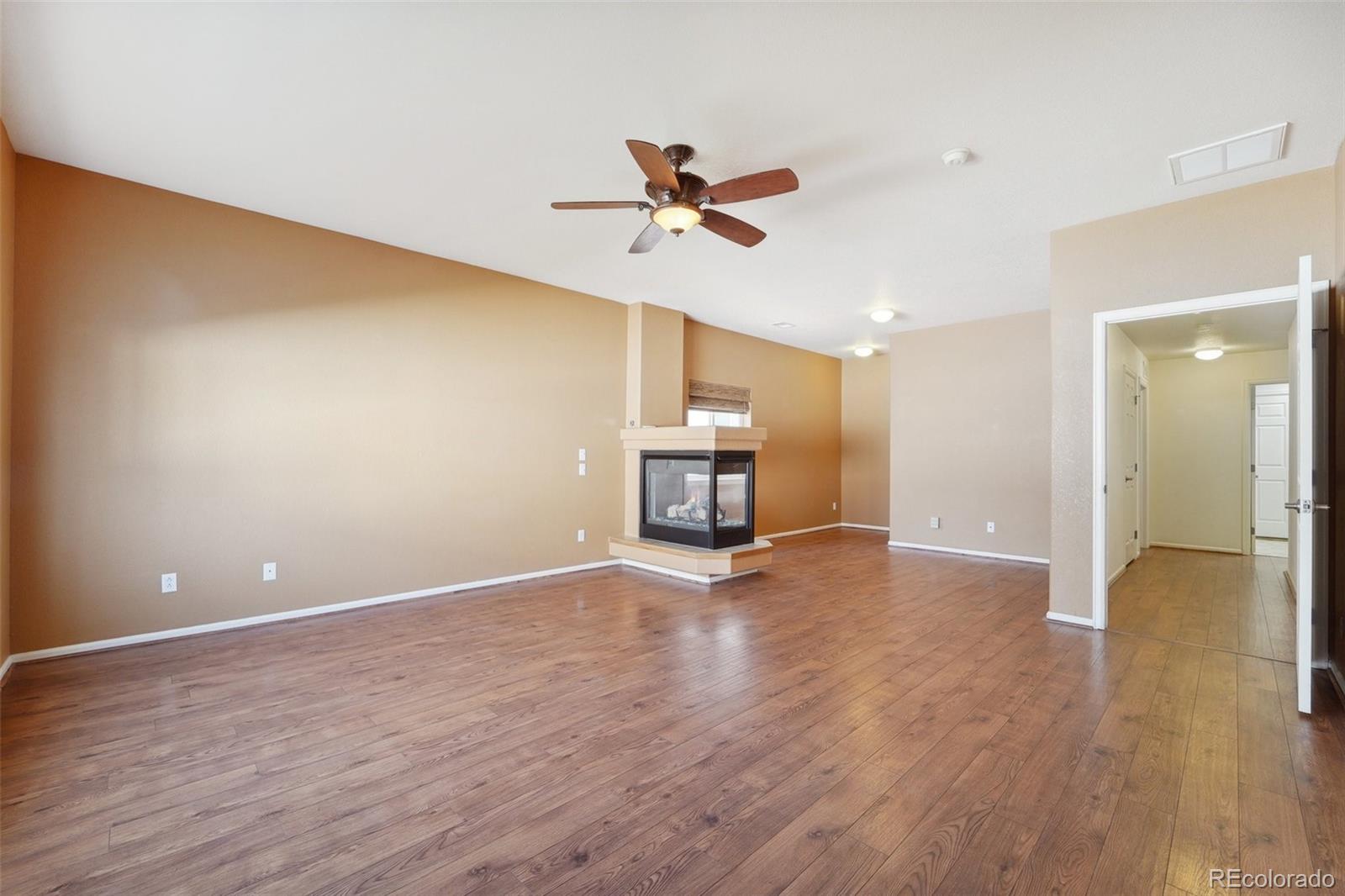 MLS Image #17 for 21227 e 49th place,denver, Colorado