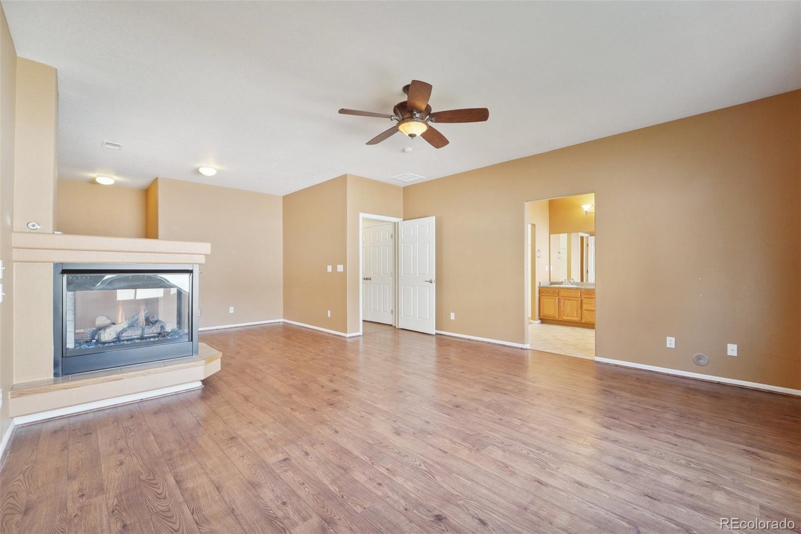 MLS Image #18 for 21227 e 49th place,denver, Colorado