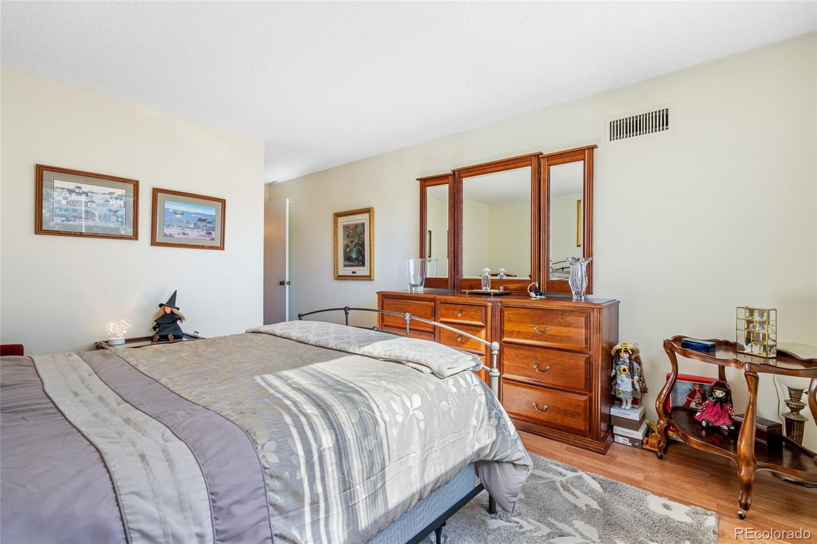 MLS Image #9 for 2325 s linden court,denver, Colorado