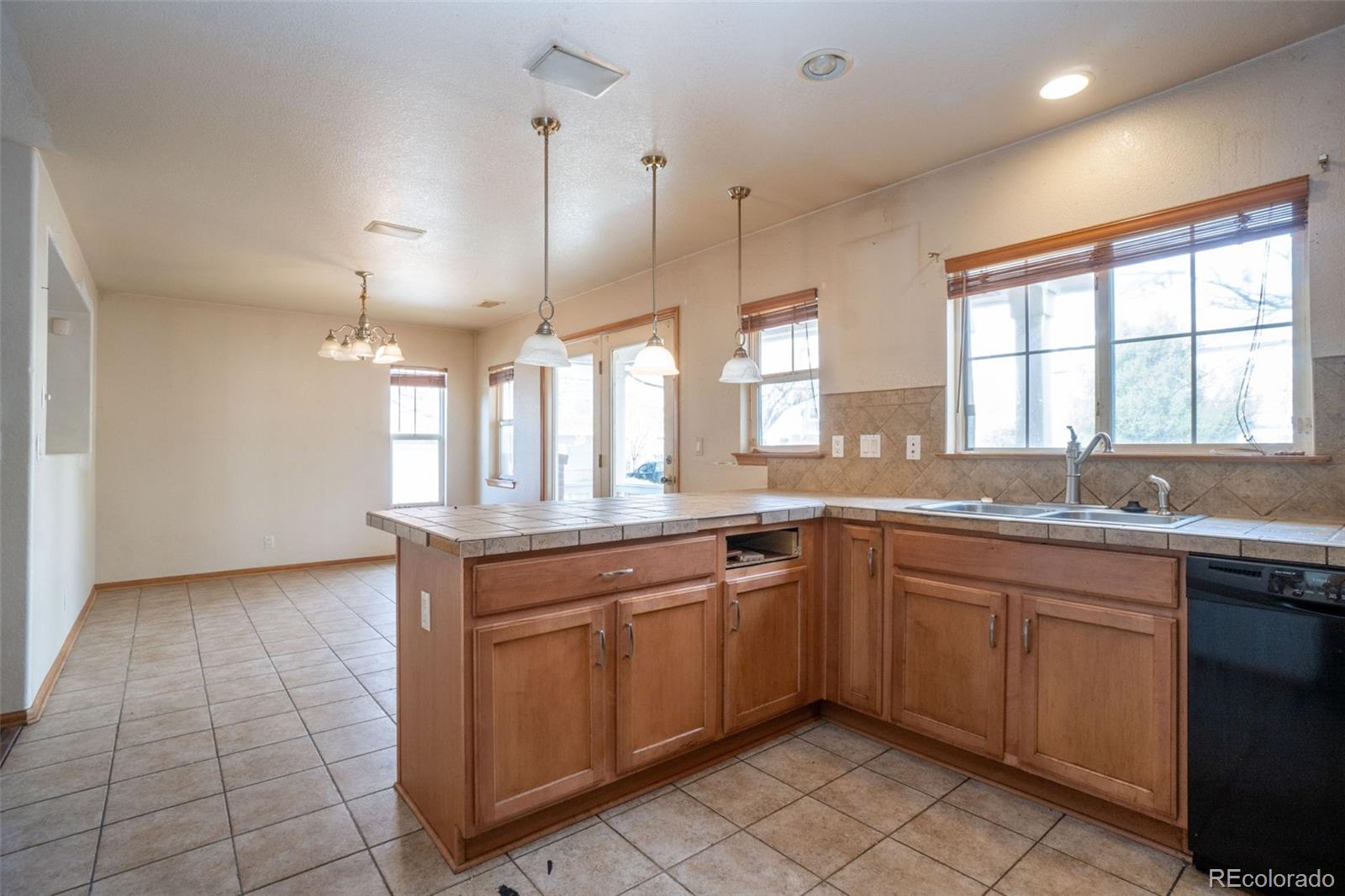 MLS Image #5 for 11866  oak hill way,commerce city, Colorado