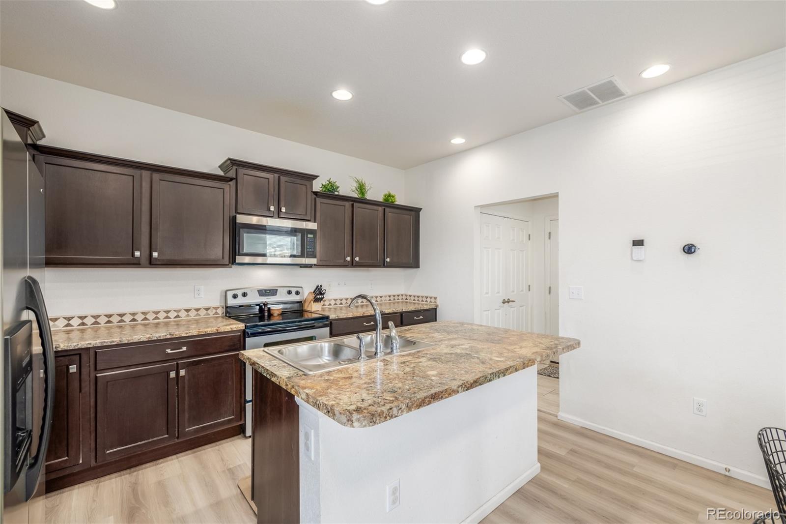 MLS Image #10 for 20886  robins drive,denver, Colorado