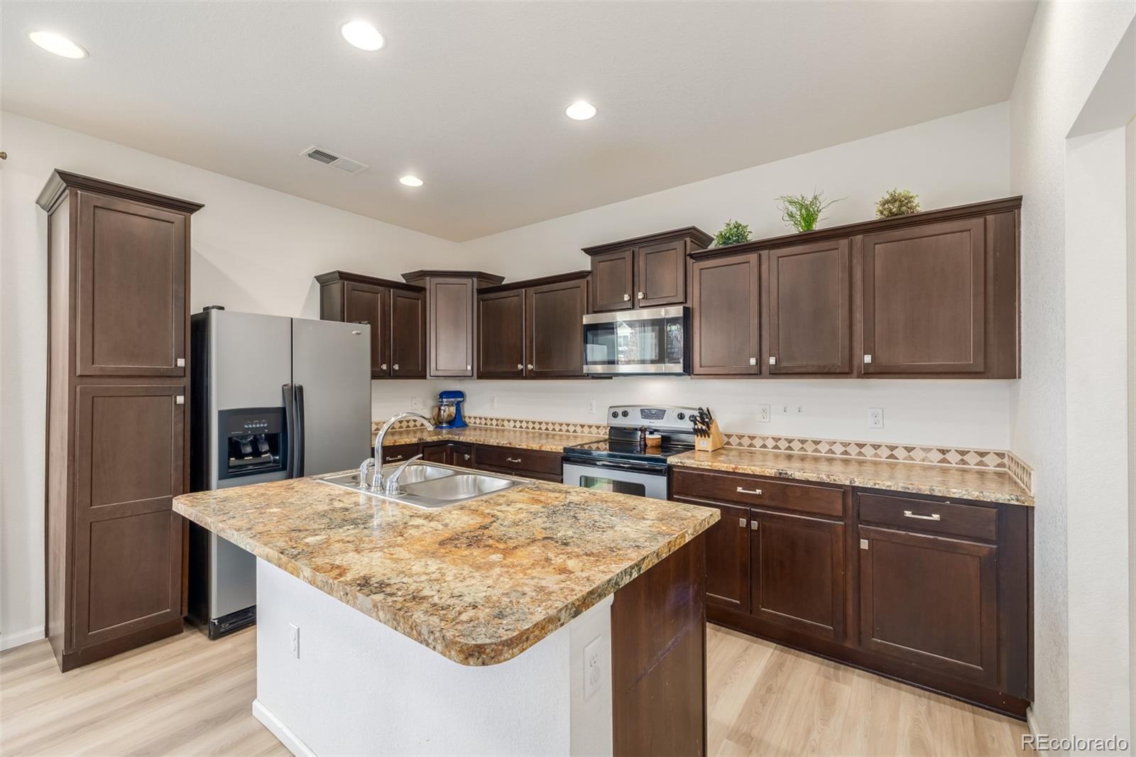 MLS Image #12 for 20886  robins drive,denver, Colorado