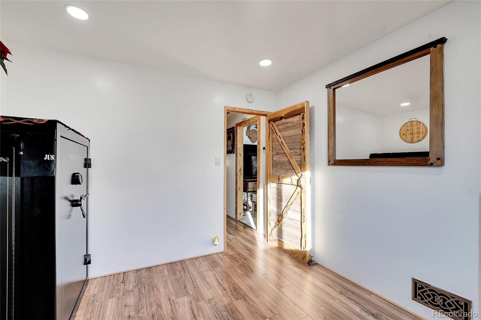 MLS Image #26 for 935  newark street,aurora, Colorado