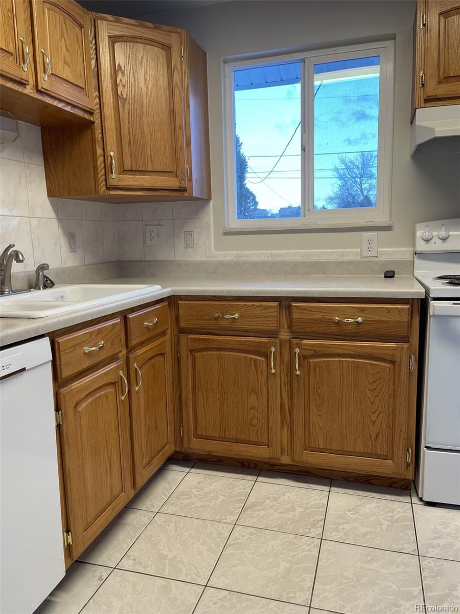 MLS Image #8 for 3062 s florence court,denver, Colorado